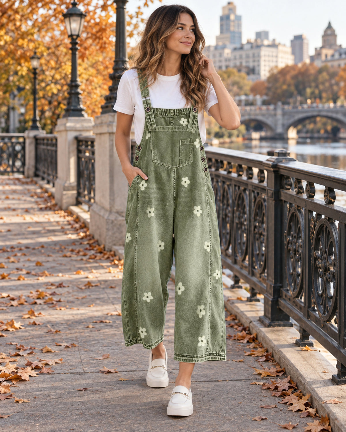 Elara Peto Vaquero Floral para Mujer – Pierna Ancha, Tirantes Ajustables y Bolsillos