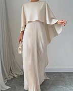 Robe maxi Estelle à effet cape pour femme – jupe plissée, coupe fluide et style formel