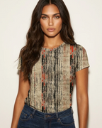 Caitlin Camiseta Gráfica Mujer – Estampado Artístico Vintage y Cuello Redondo